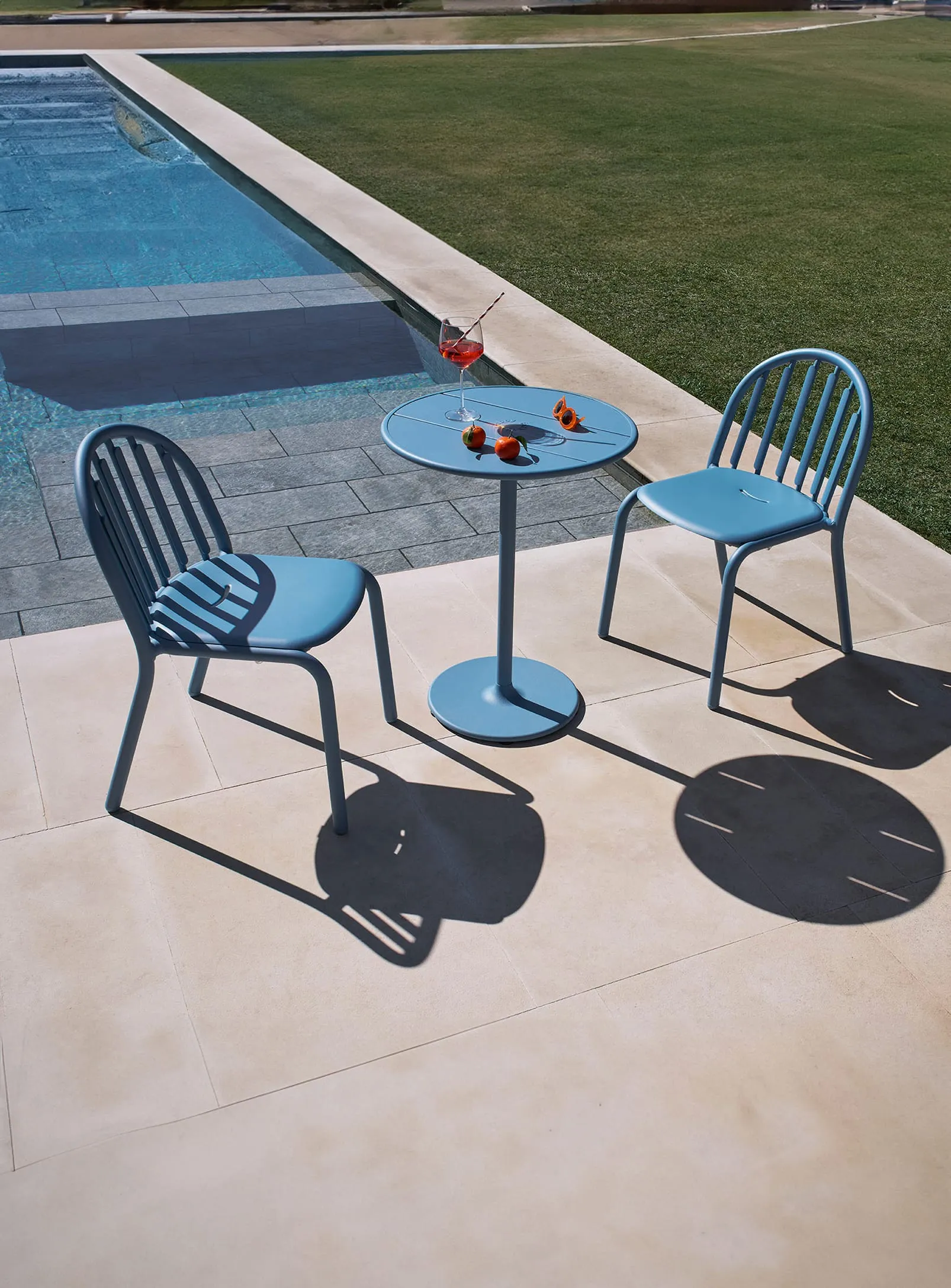 Fred's Bistro Set<br> 1 Round Table   2 Chairs