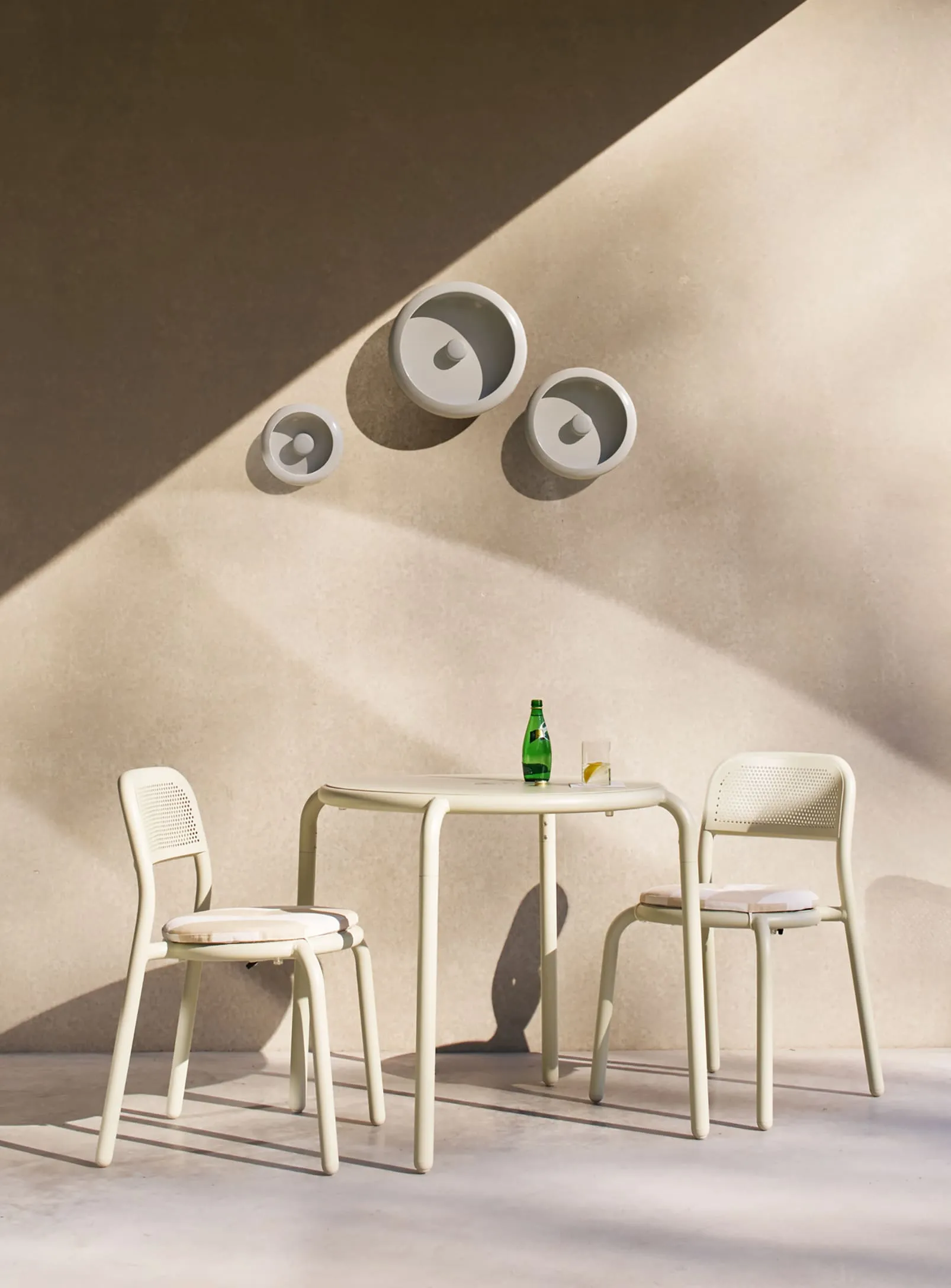 Toní Bistro Set<br> 1 Round Table   2 Chairs