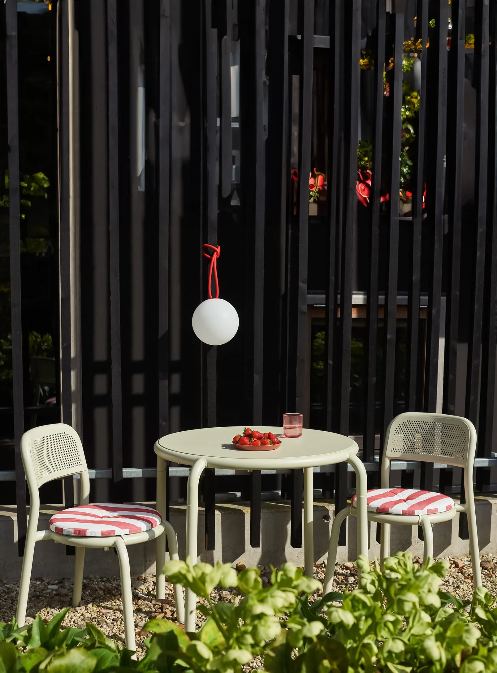 Toní Bistro Set<br> 1 Round Table   2 Chairs
