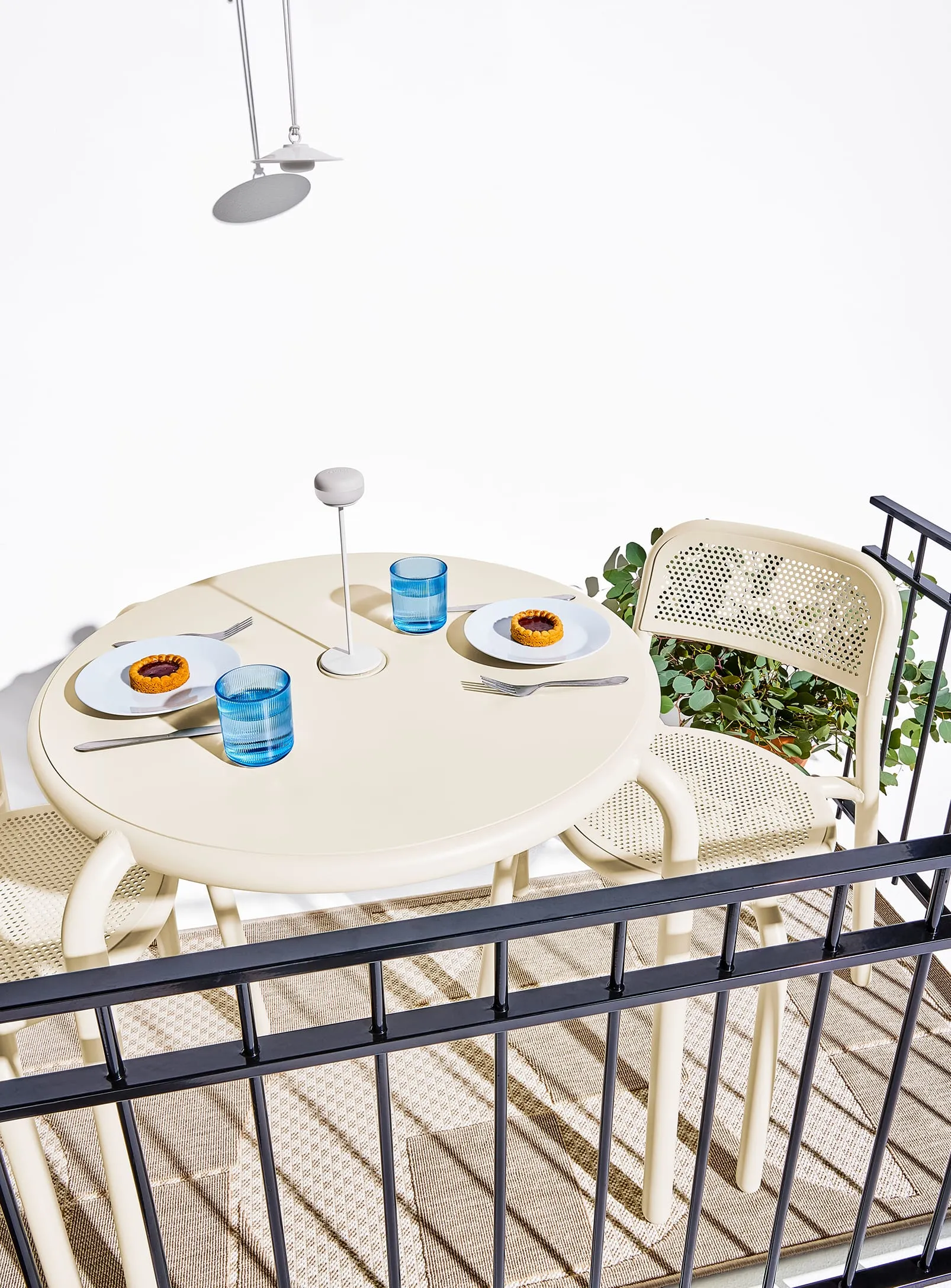 Toní Bistro Set<br> 1 Round Table   2 Chairs