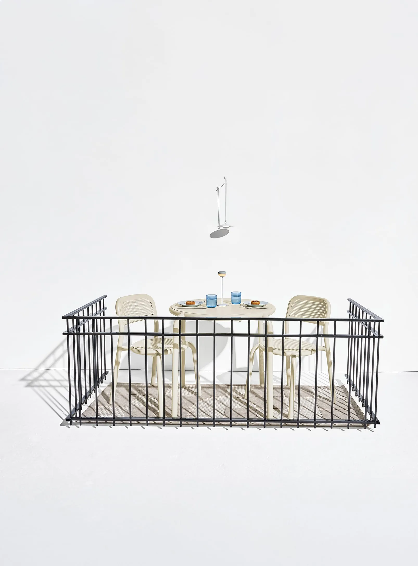 Toní Bistro Set<br> 1 Round Table   2 Chairs